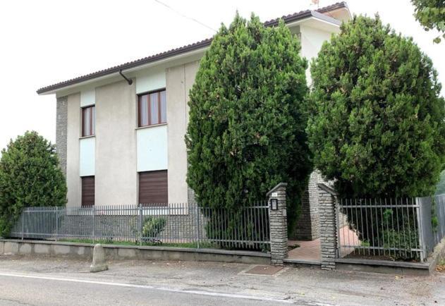 Casa Nebieu in edificio indipendente nel centro di Monforte Monforte dʼAlba Esterno foto